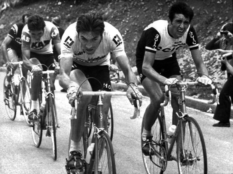 Giro d&#39;Italia 1974: verso le Tre Cime di Lavaredo, Baronchelli (a destra) si prepara ad attaccare Merckx, che salver la rosa per 12